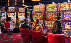Layar beranda aplikasi mobile geng138 menampilkan pasar Liga 1, kasino live, dan slot games